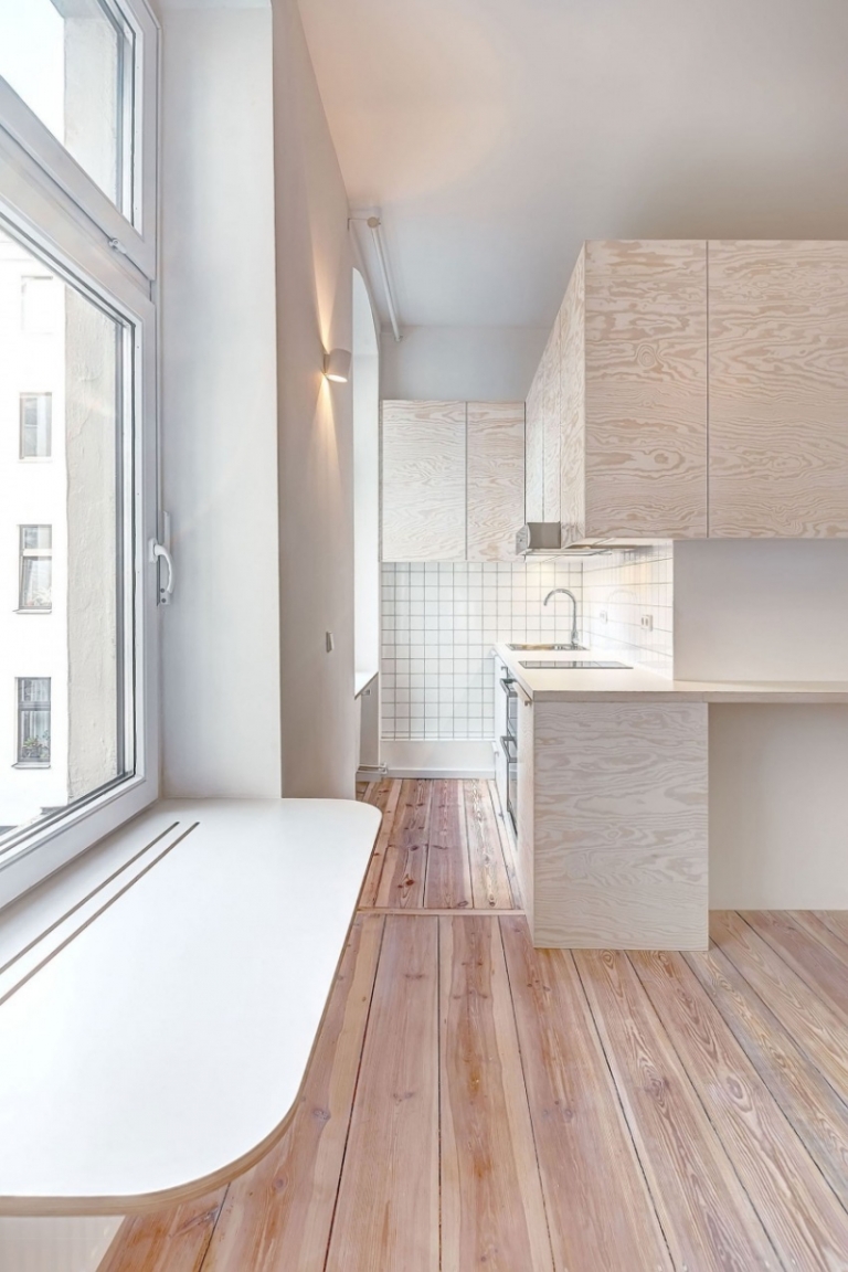 aménager-petit-appartement-cuisine-sol-bois-rebord-fenêtre-armoires-bois-clair