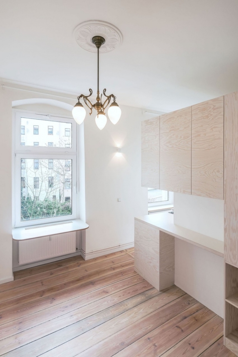 aménager-petit-appartement-cuisinette-armoires-bois-clair-suspension