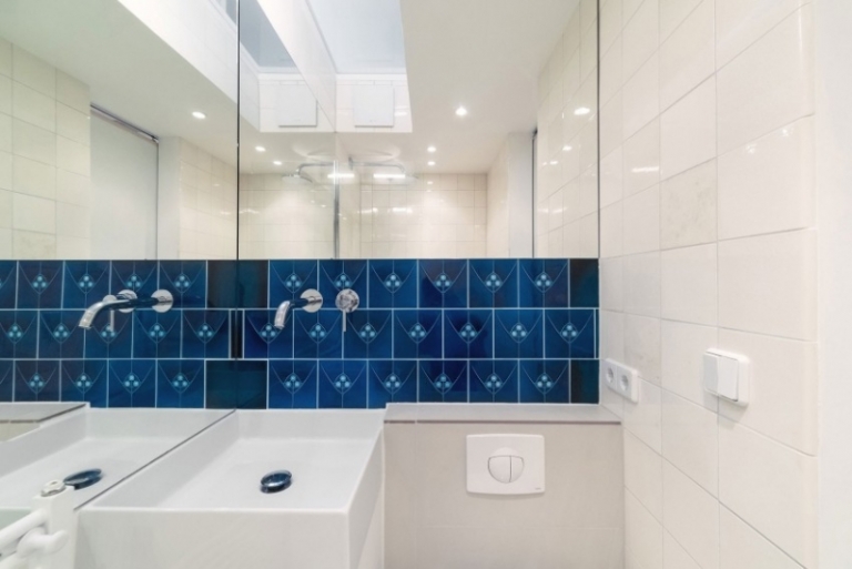 aménager-petit-appartement-salle-bains-carrelage-bleu-motifs-miroir-vasque-blanche aménager un petit appartement
