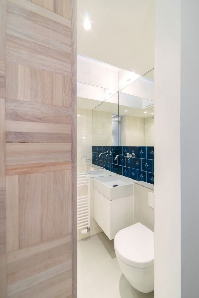 aménager-petit-appartement-salle-bains-cuvette-meuble-vasque-miroirs-carelage-bleu aménager un petit appartement