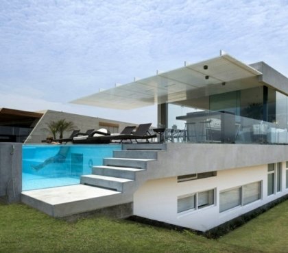 architecture-moderne-maison-3-niveaux-piscine-paroi-verre