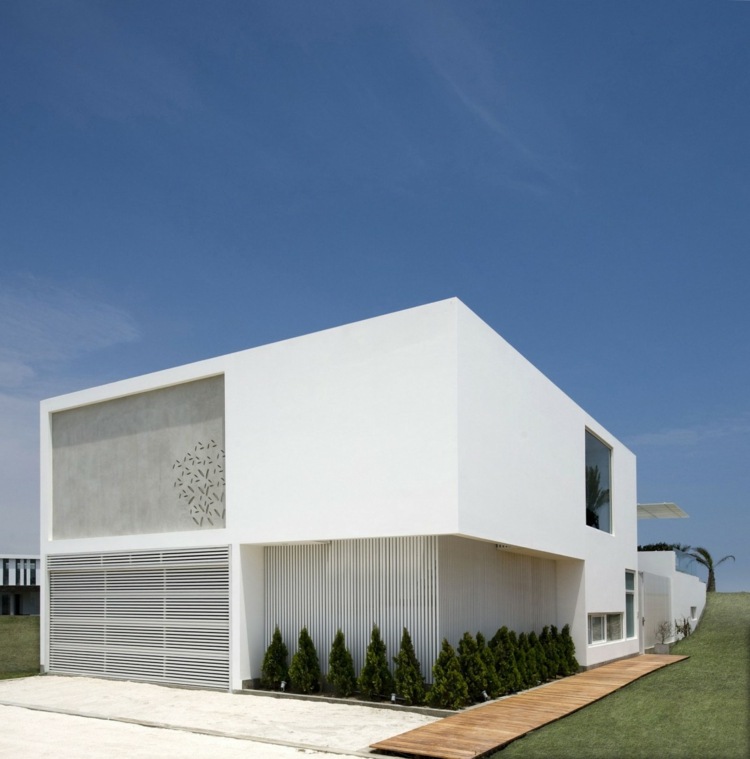 architecture moderne maison plage Pérou-façade-béton-ciré-lamelles