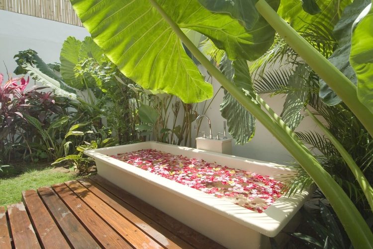 baignoire-extérieure-terrasse-jardin-pleine-pétales-roses