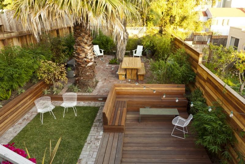 banc-angle-bois-chaises-métal-terrasse-jardin-exotique