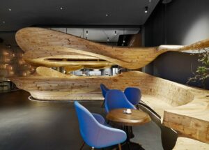 bar-bois massif design chaises rembourées bleues