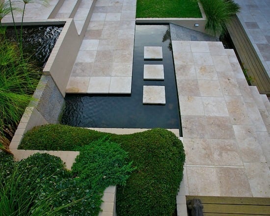 bassin-cascade-terrasse-jardin-dalles-pierre-naturelle-beige