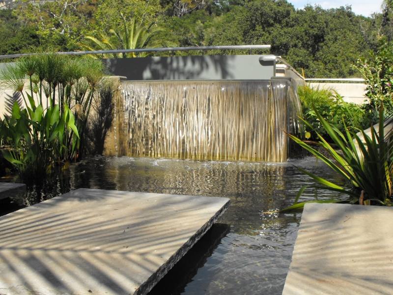 bassin-de-jardin-cascade-dalle-beton-idee