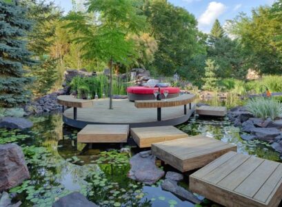 bassin-de-jardin-pas-japonais-bois-bancs-canape-rembourre