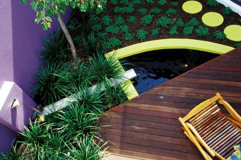 bassin-de-jardin-terrasse-bois-accents-jaunes