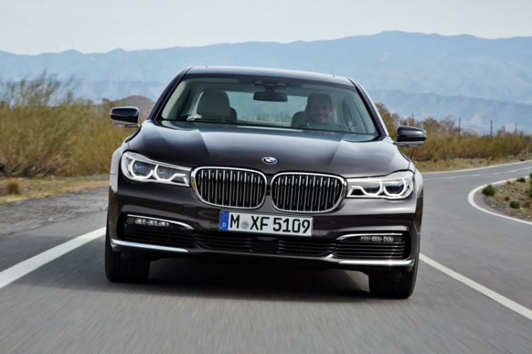 bmw-serie-7-2015-plaque-voiture-design-exterieur