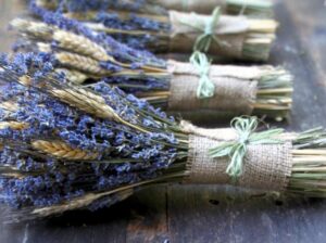 bouquets-lavande-officinale-épis-blé-toile-jute-raphia