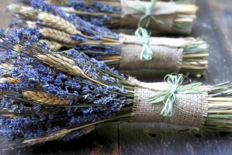 bouquets-lavande-officinale-épis-blé-toile-jute-raphia