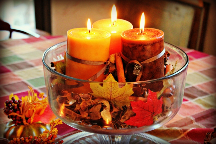 bricolage-automne-arrangement-vase-verre-bougies-orange-rouge-feuilles-automnales bricolage automne