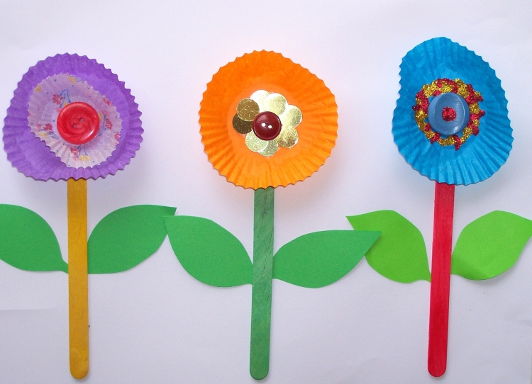 bricolage-enfants-pas-cher-facile-fleurs-caissettes-cupcakes