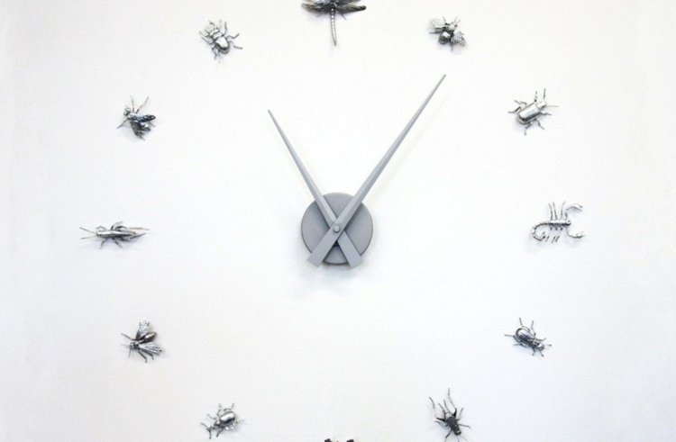 bricolage-maison-horloge-originale-insectes-chiffres