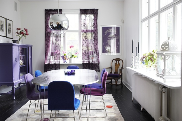 buffet-chaises-rideaux-couleur-aubergine-lavande-indigo