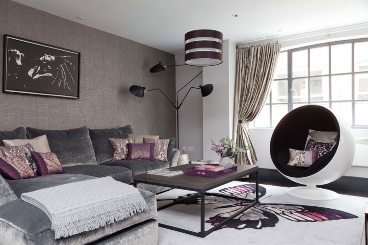 canapé-mur-gris-coussins-couleur-aubergine-salon-moderne