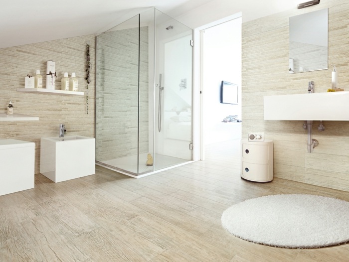 carrelage-aspect-bois-clair-salle-bains-sanitaire-blanc-cabine-douche