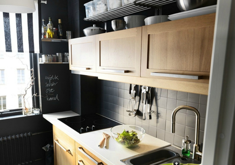 carrelage-gris-crédence-mosaique-cuisine-armoires-bois-clair-mur-noir