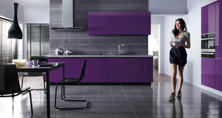 carrelage-gris-cuisine-meubles-violet-laqué