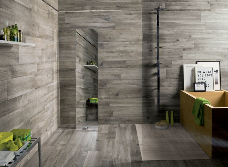 carrelage-gris-mural-sol-aspect-bois-grisâtre-baignoire-bois-étagères-miroir-salle-bains