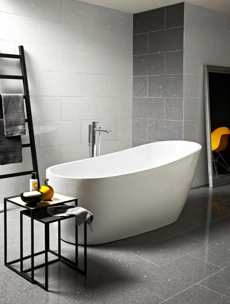 carrelage-gris-mural-sol-gris-clair-salle-bains-baignoire-îlot-table-basse-noire