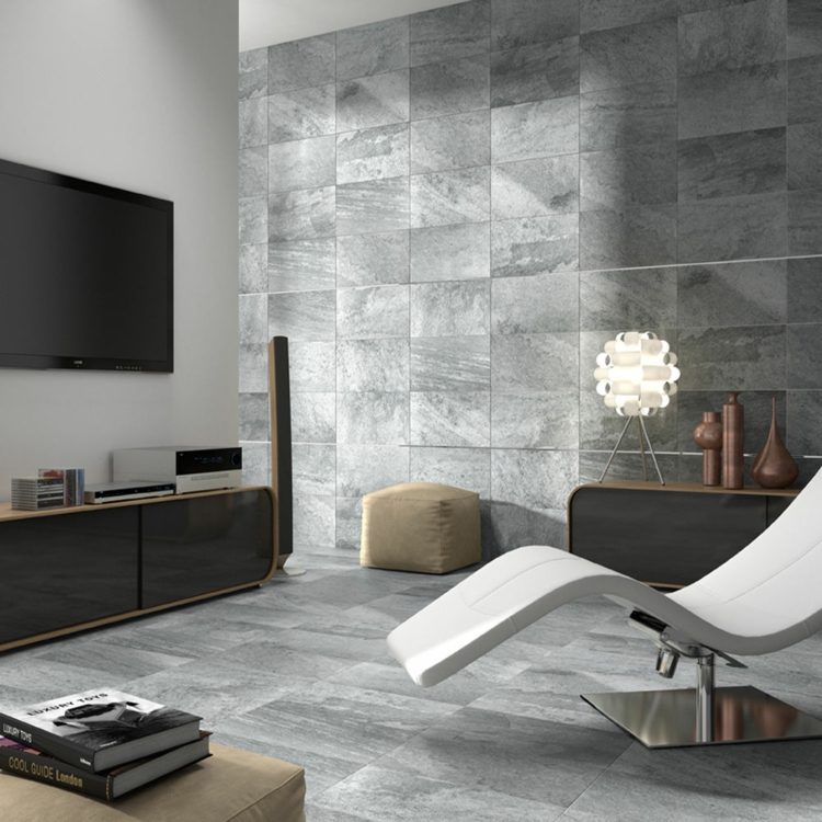 carrelage-gris-mural-sol-salon-fauteuil-blanc-meuble-tv-moderne-commode-poufs