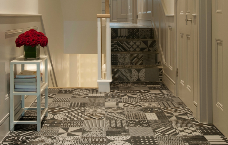 carrelage-gris-sol-marches-escalier-motifs-table-appoint-bois-blanche-corridor carrelage gris