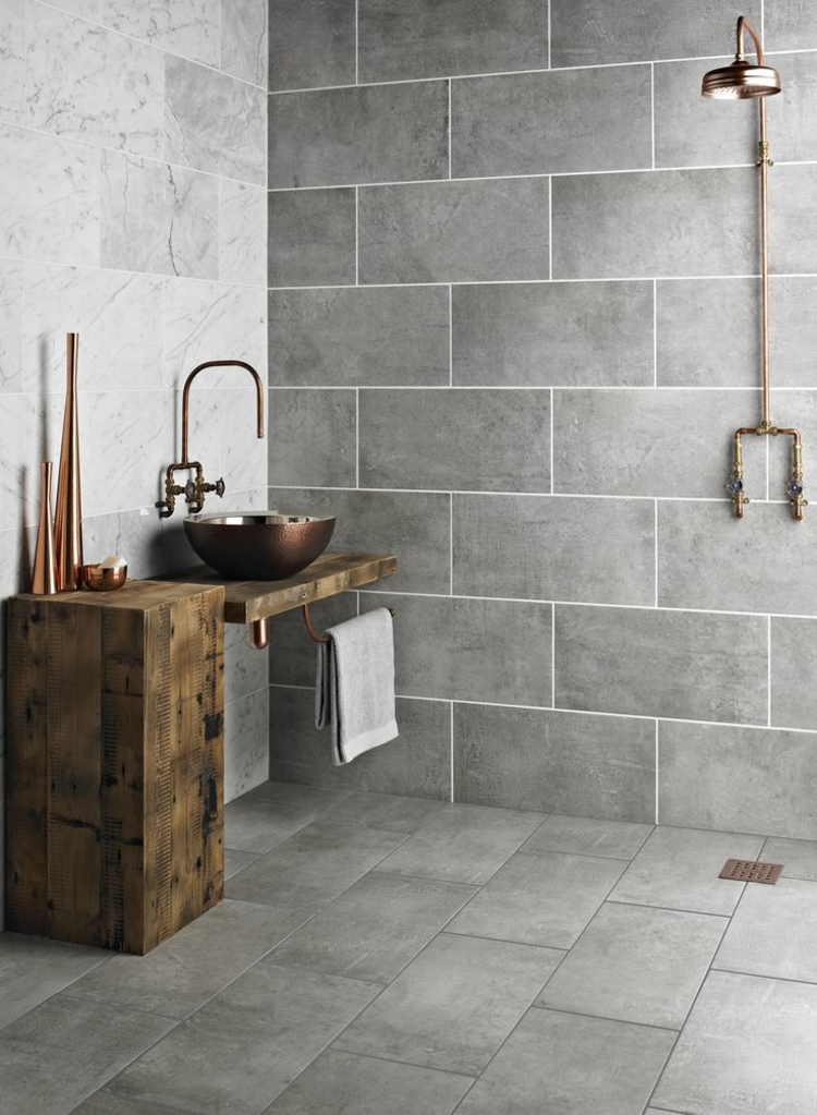 carrelage-gris-sol-mural-salle-bains-plan-vasque-bois-rustique-vasque-cuivre carrelage gris