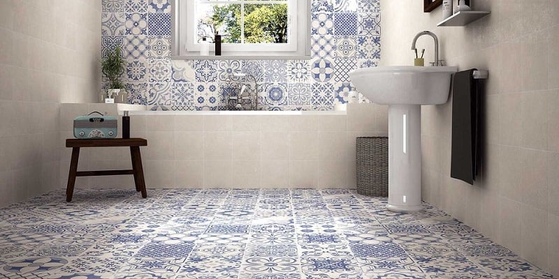 carrelage-imitation-carreaux-ciment-motifs-bleus-sol-murs-salle-bains