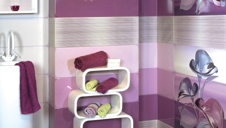 carrelage-moderne-grand-format-rose-lilas-pourpre-motifs-arums-salle-bains-moderne