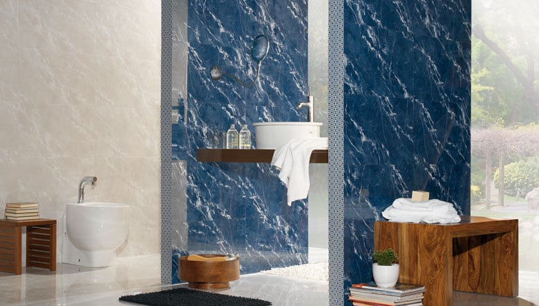 carrelage-moderne-mural-aspect-marbre-bleu-blanc-salle-bains-éléments-bois