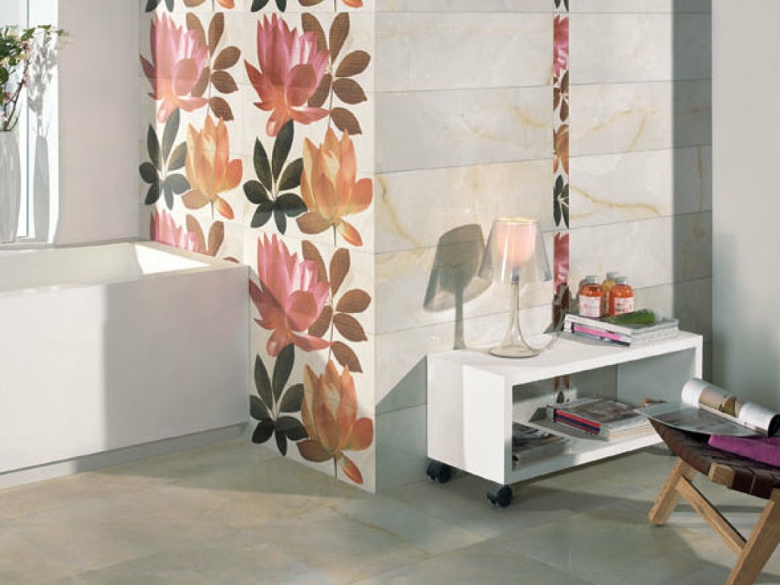 carrelage-moderne-mural-aspect-marbre-motifs-floraux-orange-rose-salle-bains carrelage moderne