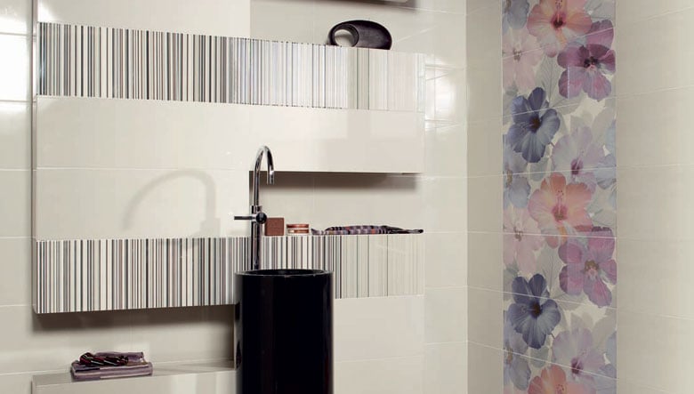 carrelage-moderne-mural-blanc-gris-clair-motifs-floraux-bleu-lilas-salle-bains