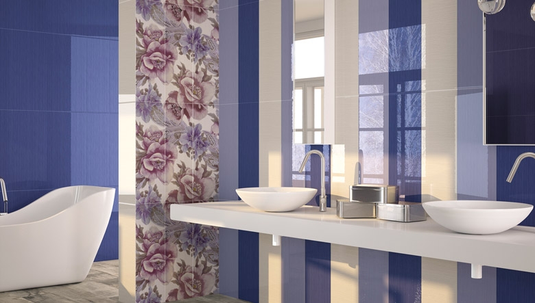 carrelage-moderne-mural-bleu-blanc-motifs-floraux-sanitaire-blanc-salle-bains4