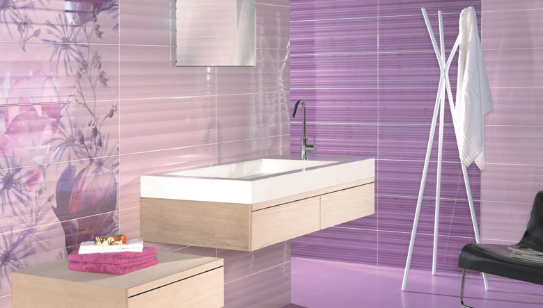 carrelage-moderne-mural-lilas-rose-pâle-motifs-floraux-meuble-vasque-bois-salle-bains