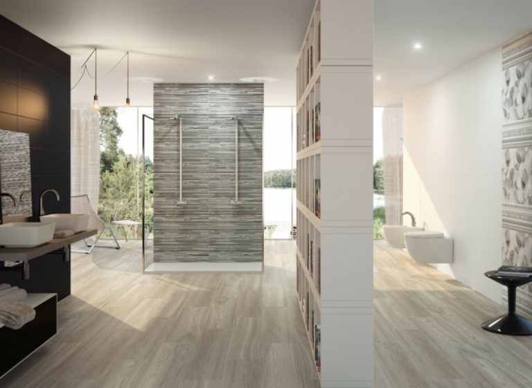 carrelage-moderne-sol-aspect-bois-clair-mural-noir-bois-grisâtre-motifs-floraux-salle-bains carrelage moderne