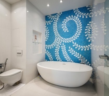 carrelage mural salle bain blanc mosaique bleue florale