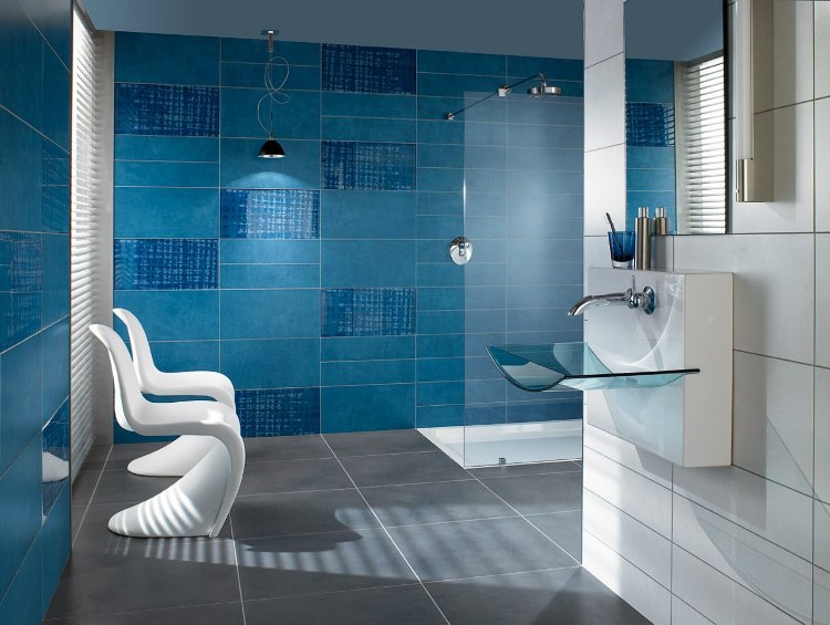 carrelage-mural-salle-bain-bleu-chaises-design-blanc-neige