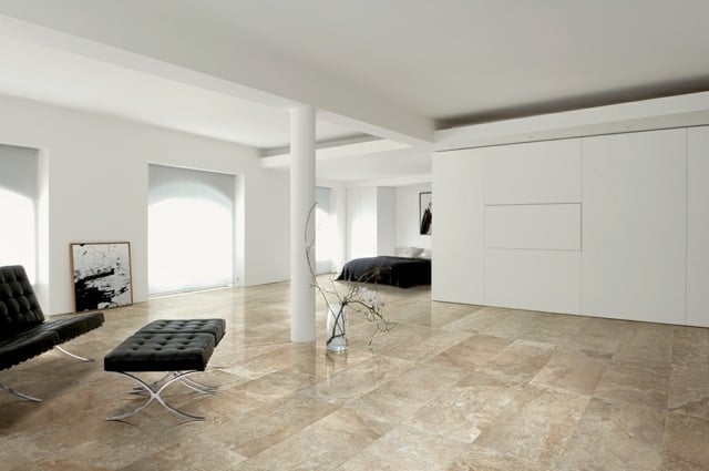 carrelage-sol-grès-cérame-effet-pierre-beige-meubles-cuir-noir