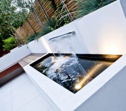 cascade-jardin-béton-blanc-métal-banc-bois-éclairage-LED
