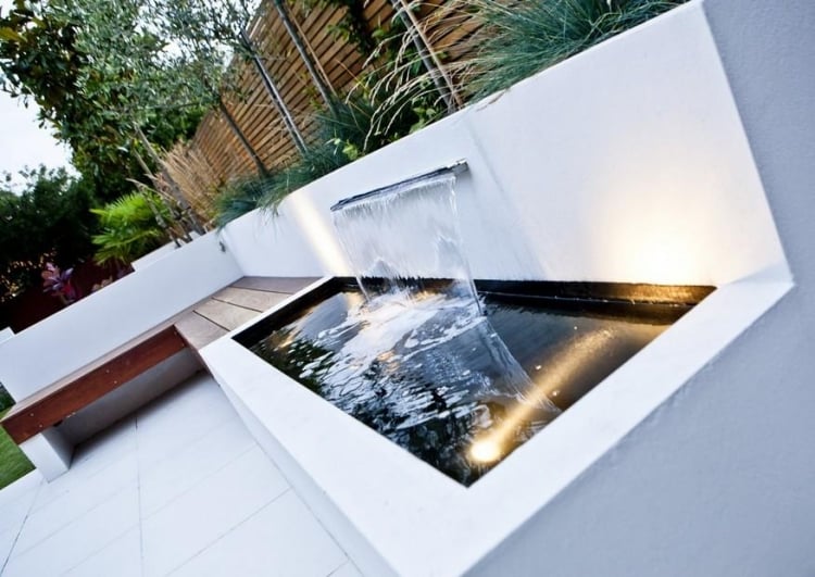 cascade-jardin-béton-blanc-métal-banc-bois-éclairage-LED