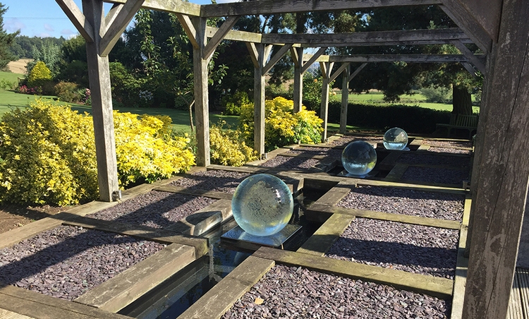cascade-jardin-fontaine-bassin-idée-globes-verre-eau