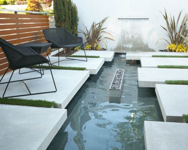 cascade-jardin-moderne-bassin-dalles-galets-fauteuils-design