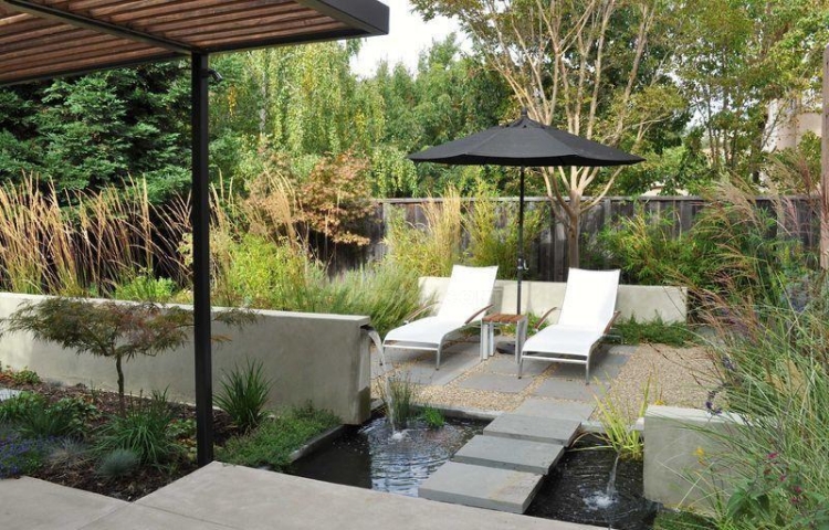 cascade de jardin moderne-muret-béton-parasol-bains-soleil