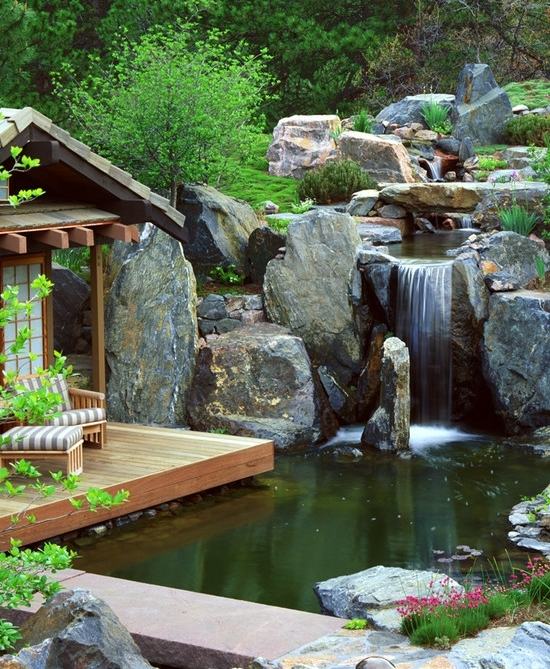 cascade de jardin naturelle pierre-terrasse-bois-salon