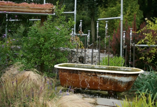 cascade-jardin-style-rustique-ancienne-baignoire