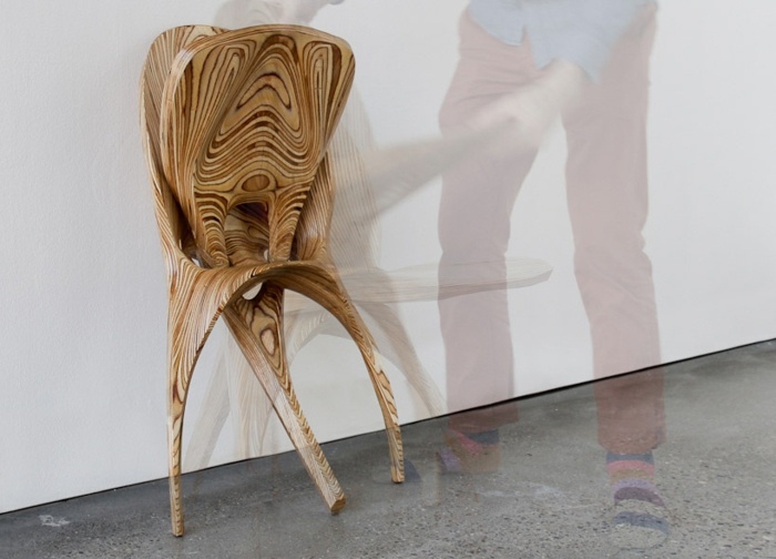chaise-design-contreplaque--pliable-pratique-trois-pieds