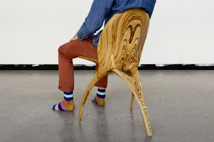 chaise-design-contreplaque-pratique-trois-pieds-dossier