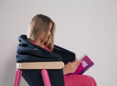 chaise-design-enfant-violet-bois